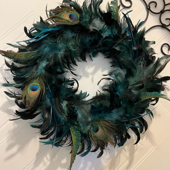 23” Feather Wreath and Bracket - Picture 4 of 4